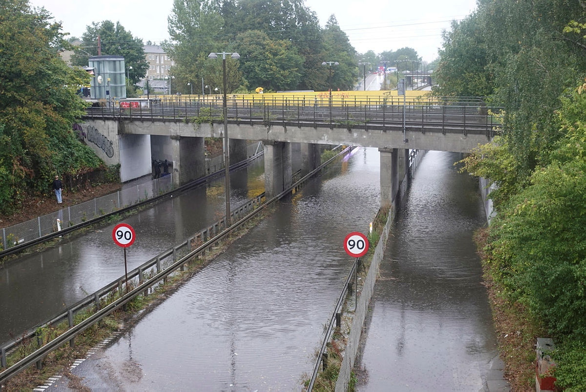 Oversvømmelse i viadukten under Jægersborg Station i forbindelse med skybrud