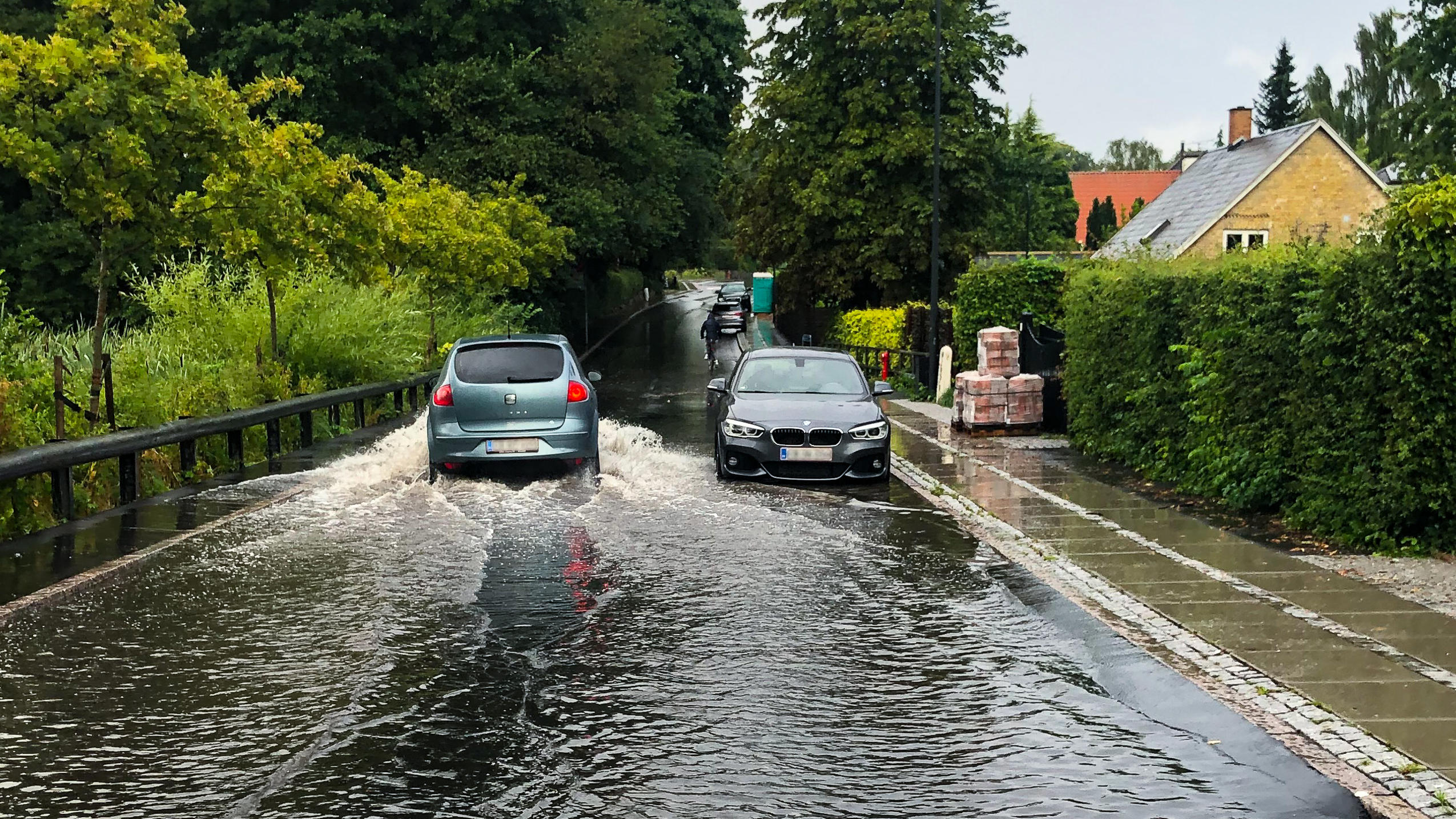 Oversvømmet vej med biler
